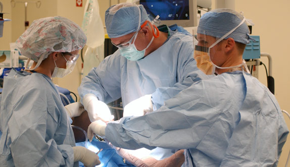 Лекарите трябва да имат застраховка за трудова злополука, считат от бранша