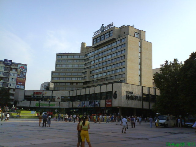 При пожар в хотел в Добрич пострадаха петима полицаи