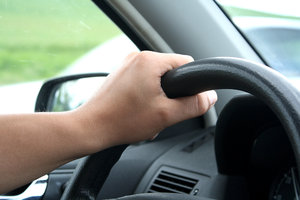 Уника помага на младежи от SOS Детски селища да вземат книжка